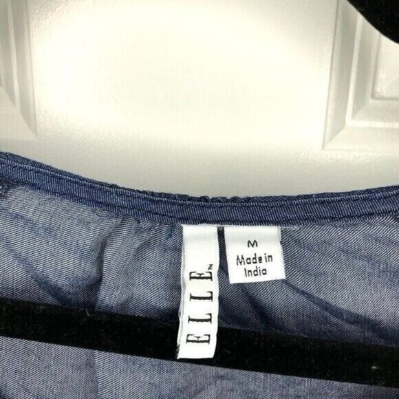 ELLE Blouse Size Medium Chambray Blue Flutter Sleeve V-Neck Top Embroidered - Picture 5 of 7